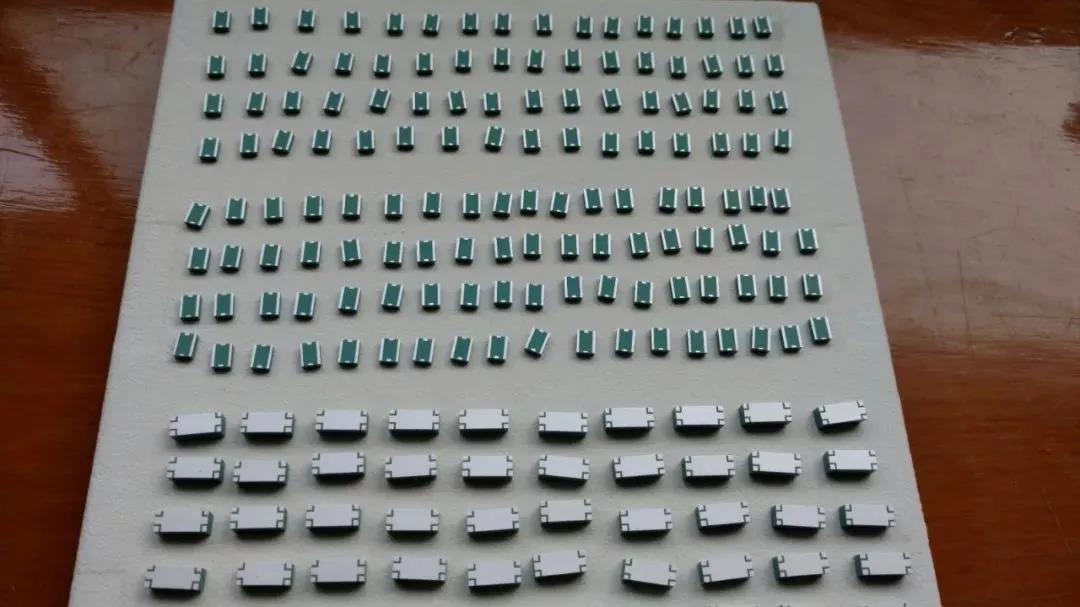 (a) SIW結(jié)構(gòu)濾波器實物照片；(b) SIW濾波器結(jié)構(gòu)示意圖；(c) 濾波器測試端口照片；(d) 實測結(jié)果與仿真結(jié)果對比