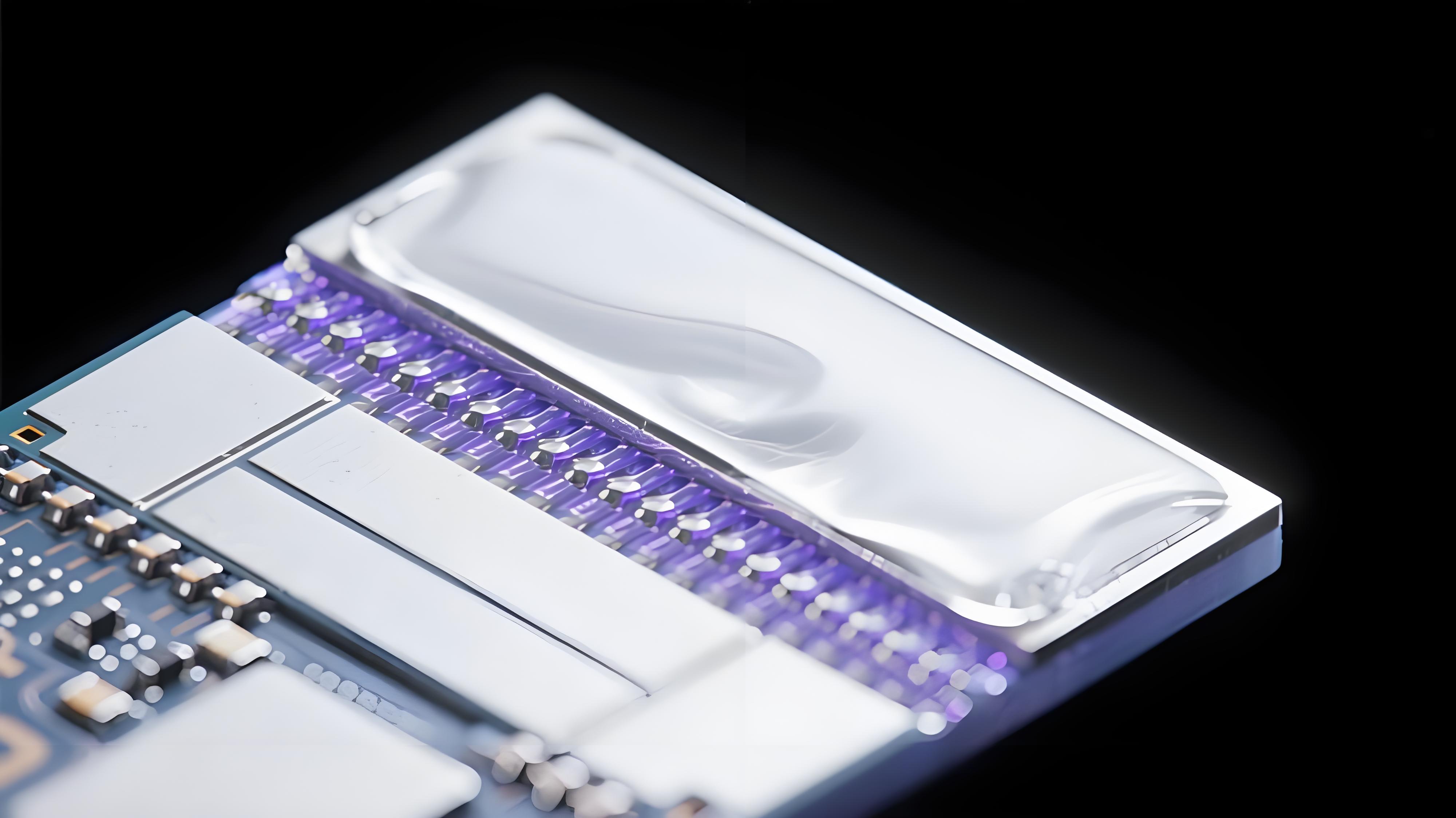 沉銀板分子自組裝單層(SAM)技術(shù)微觀特寫，展示銀層表面超薄疏水防護膜結(jié)構(gòu)